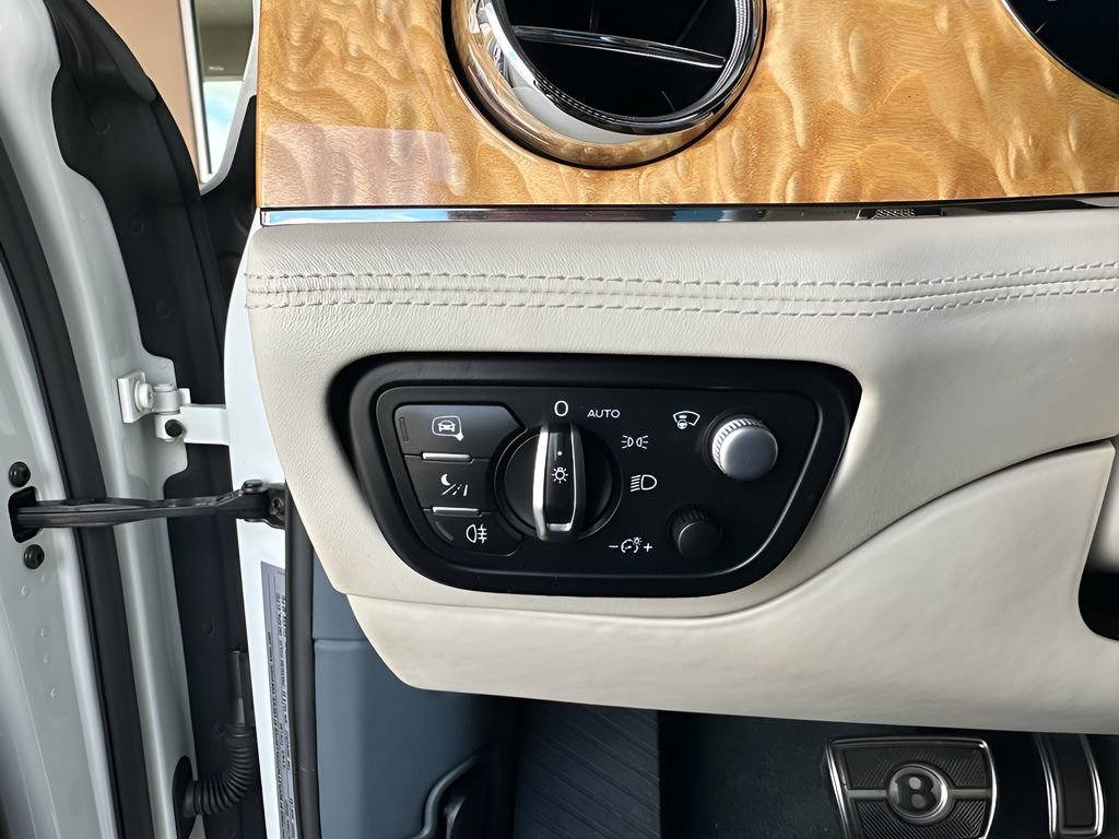 Used 2021 Bentley Bentayga image 22