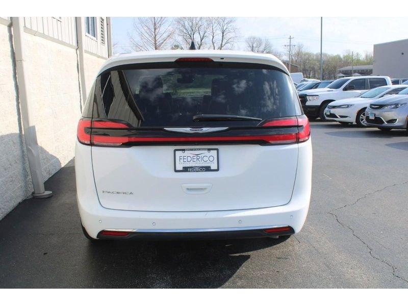 Used 2025 Chrysler Pacifica Select FWD image 4