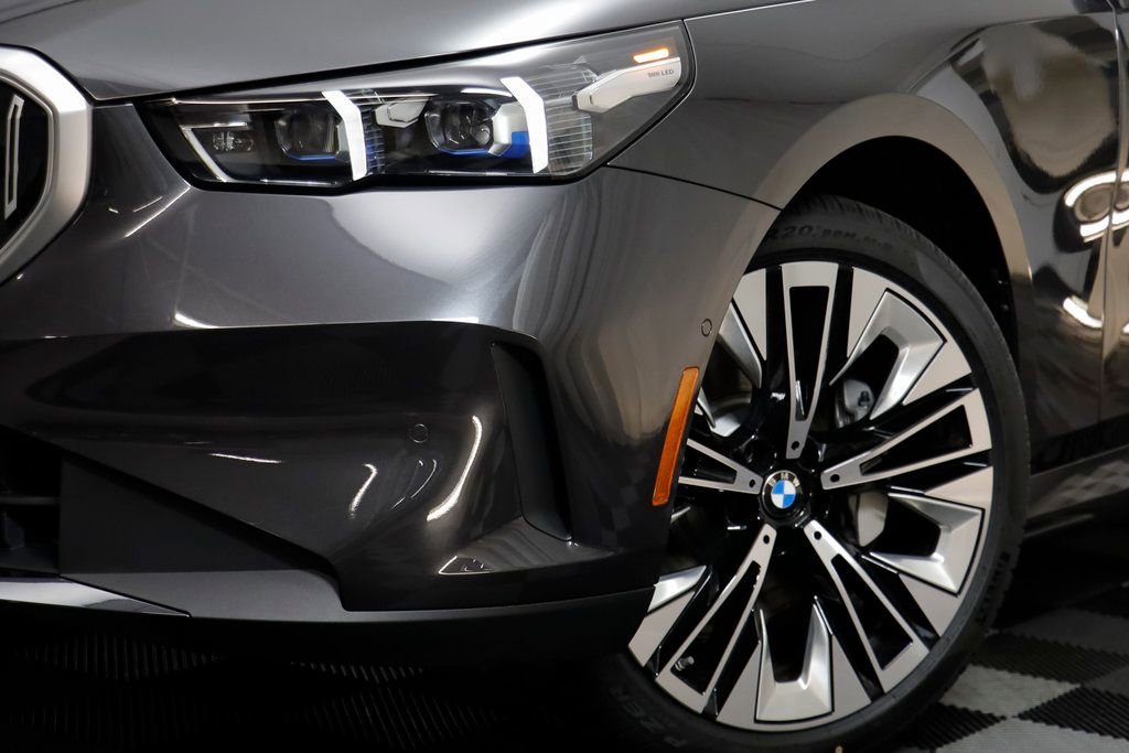 New 2026 BMW 530i xDrive w/ Premium Package image 3