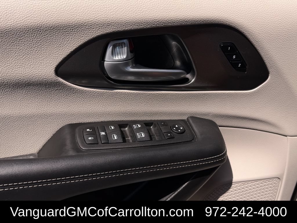 Used 2024 Chrysler Pacifica Touring-L FWD image 26
