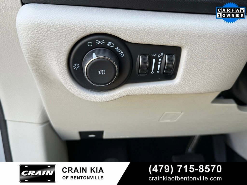 Used 2024 Chrysler Pacifica Touring-L image 13