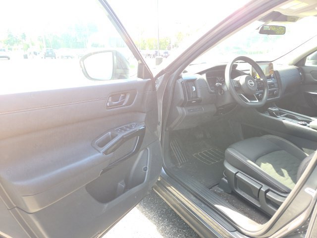 Used 2025 Nissan Pathfinder S AWD/4WD image 19