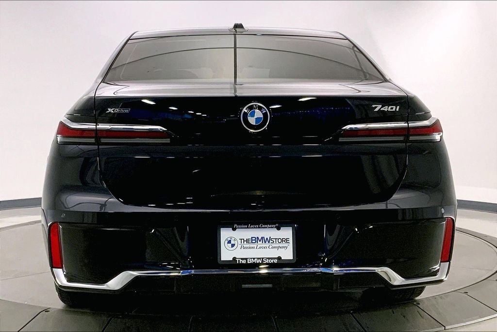Used 2025 BMW 740i xDrive image 3