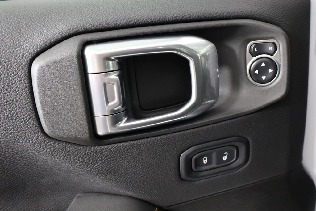 Used 2024 Jeep Wrangler Unlimited Sahara AWD/4WD image 19
