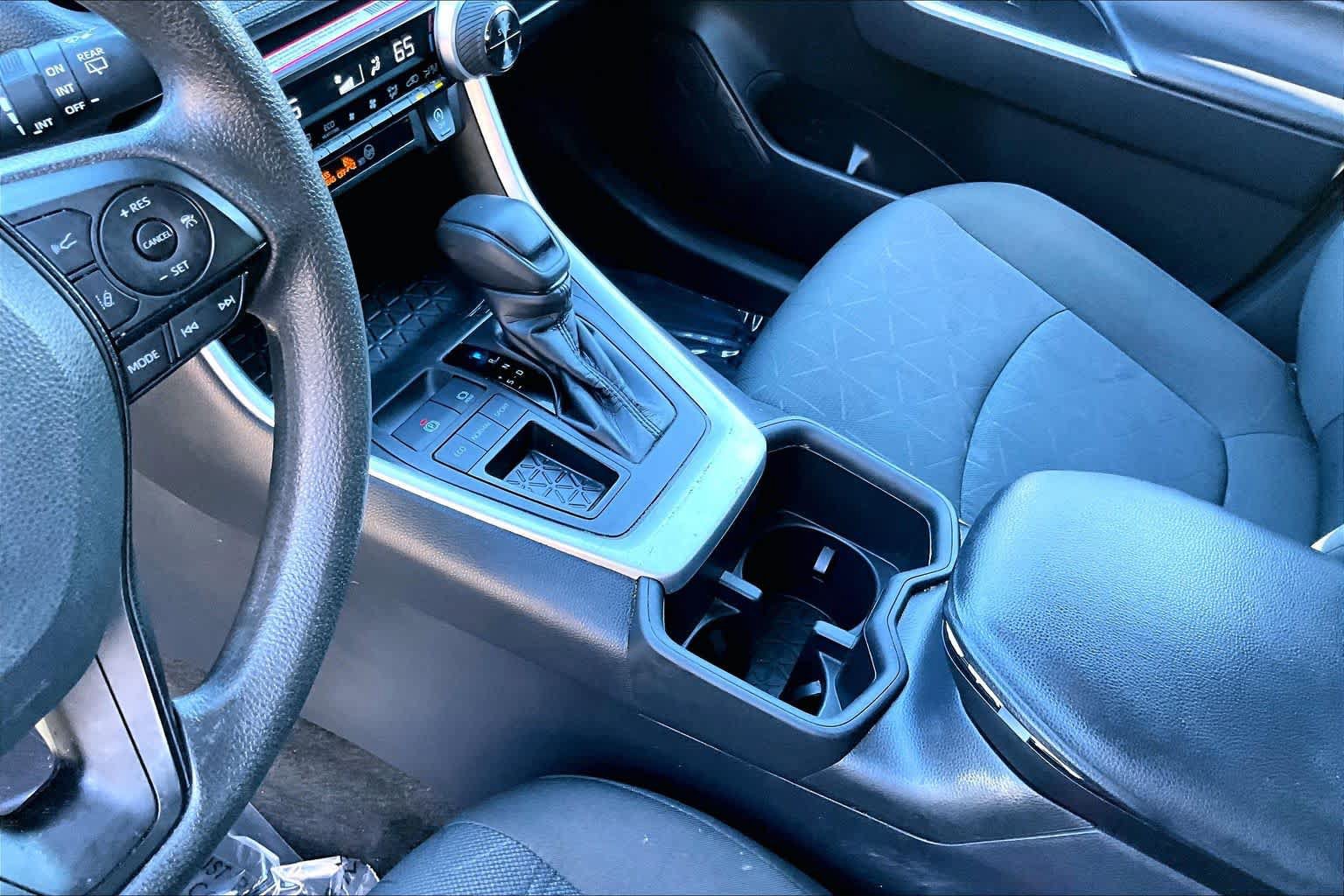 Used 2024 Toyota RAV4 XLE FWD image 17
