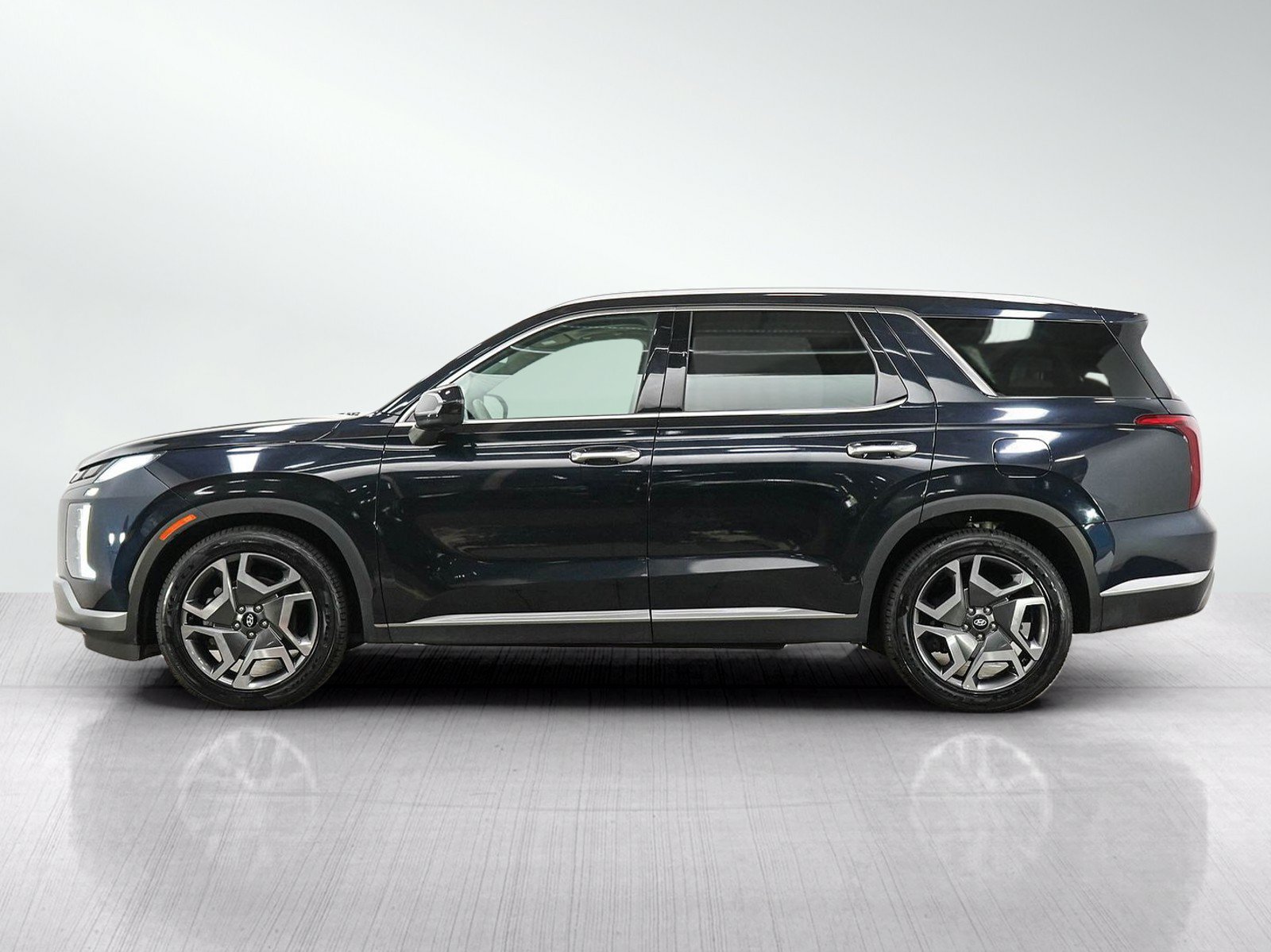 Used 2024 Hyundai Palisade Limited AWD/4WD image 2