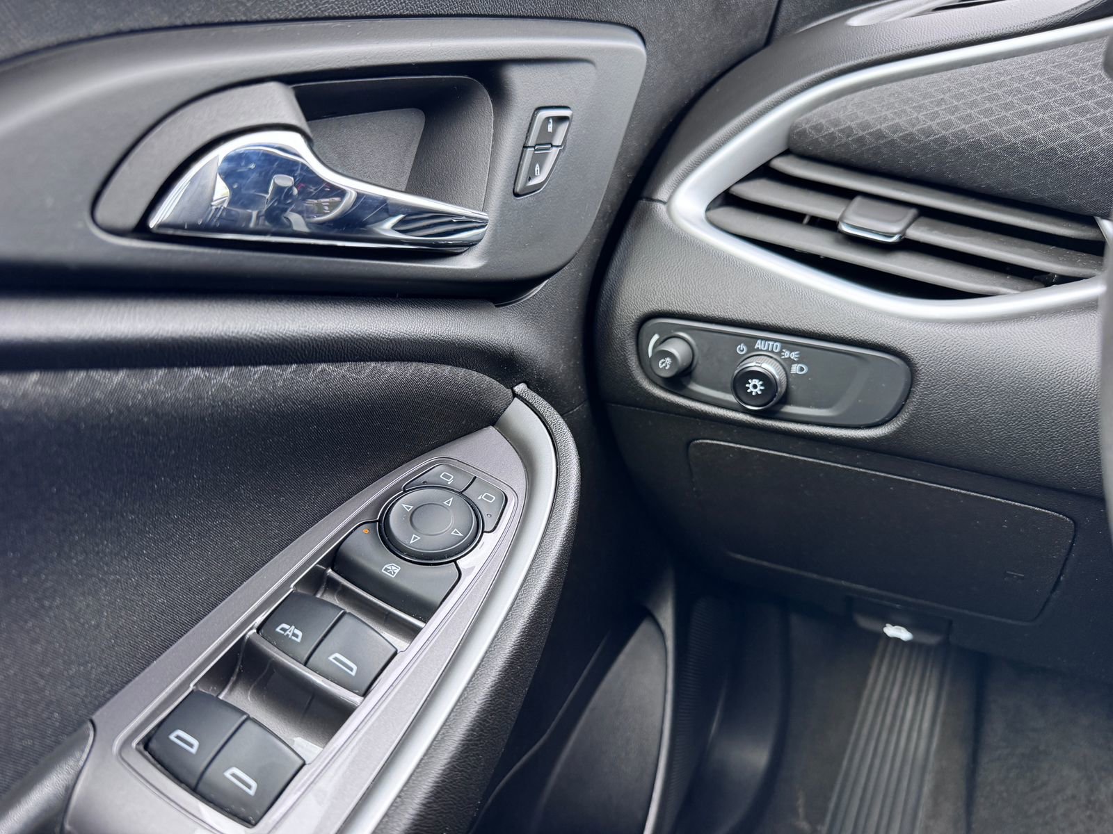 Used 2023 Chevrolet Malibu LT image 13