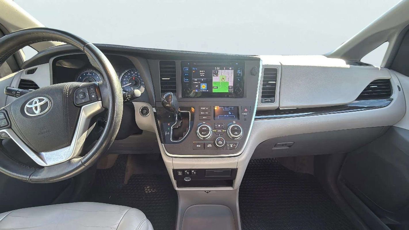 Used 2015 Toyota Sienna XLE image 10