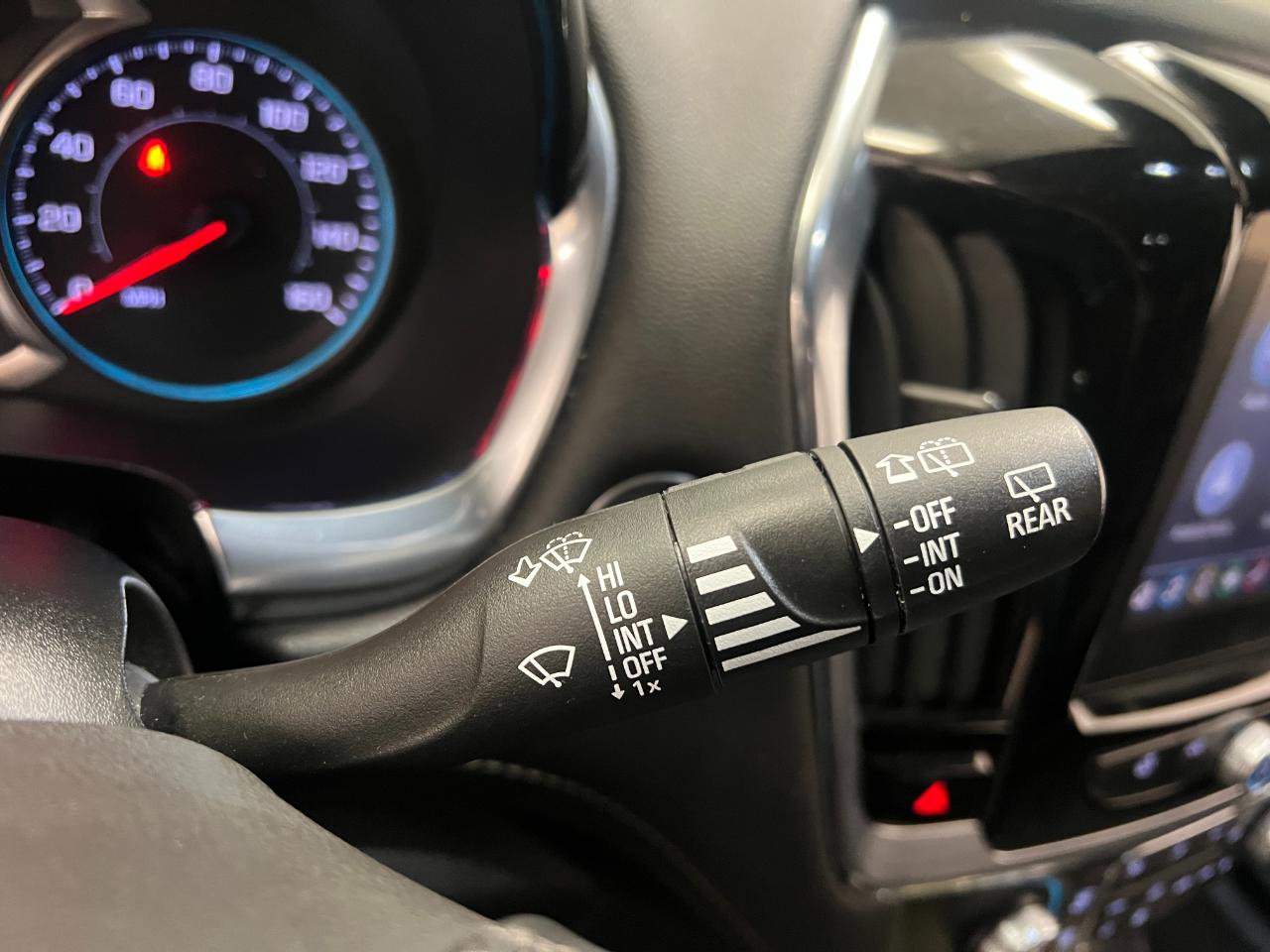 Used 2023 Chevrolet Traverse LT FWD image 40