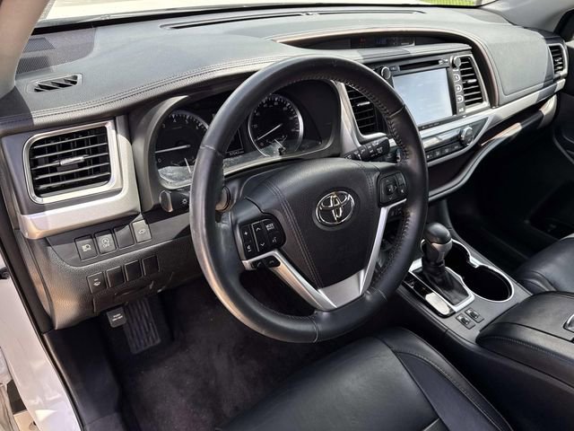 Used 2017 Toyota Highlander XLE FWD image 29