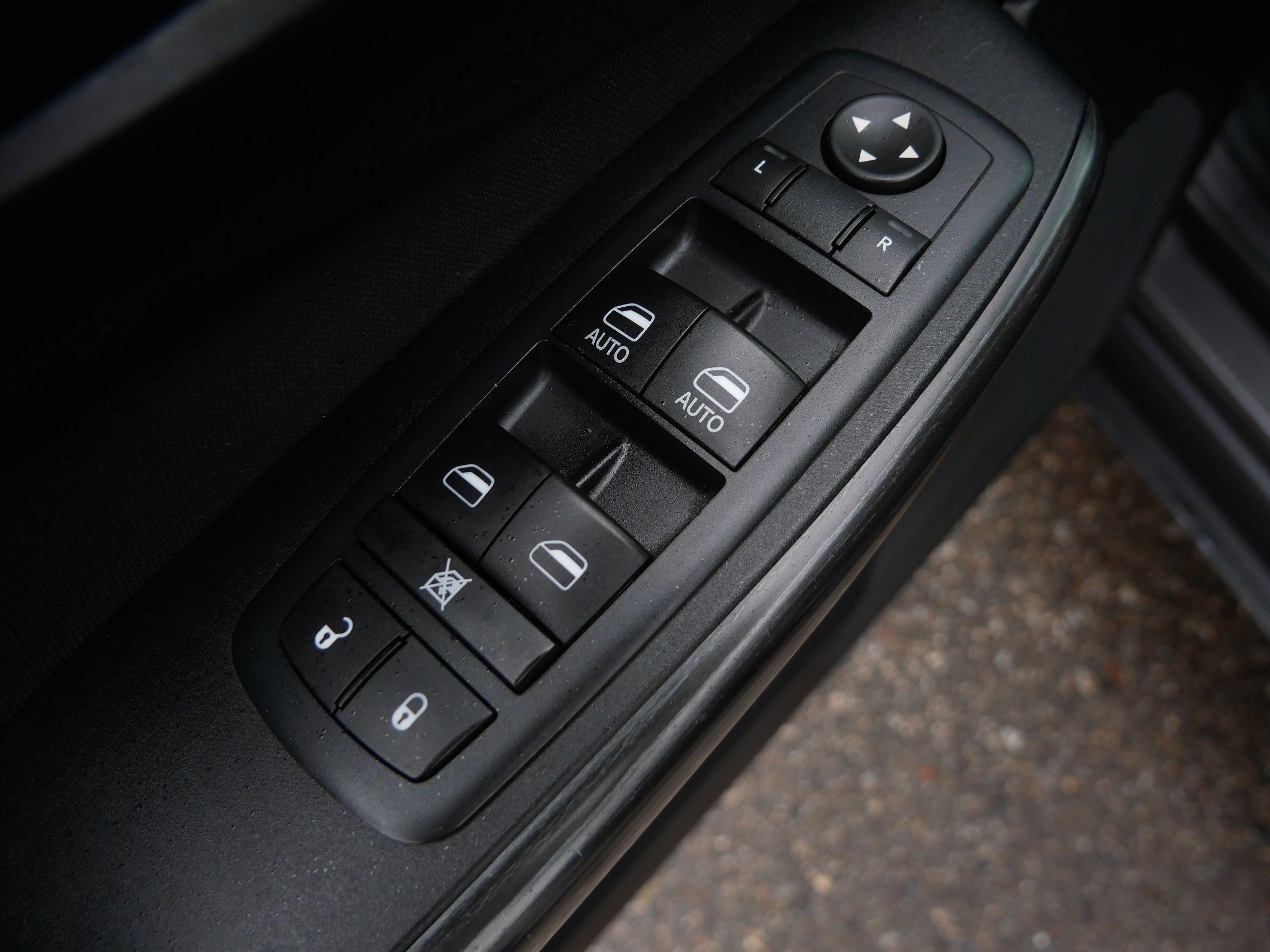 Used 2017 Jeep Cherokee Latitude AWD/4WD image 21