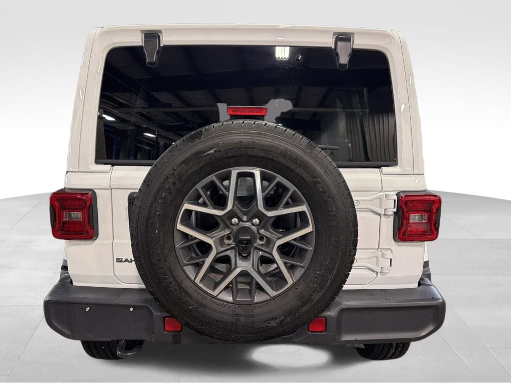 Used 2025 Jeep Wrangler Sahara image 4