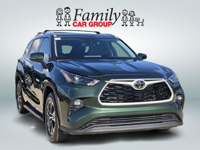 Used 2025 Toyota Highlander XLE FWD image 2
