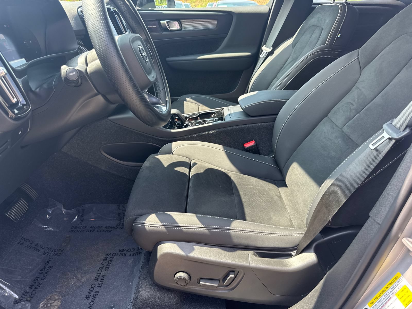 Used 2024 Volvo XC40 B5 Ultimate w/ Protection Package Premier AWD/4WD image 9