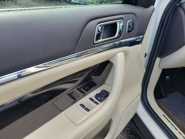 Used 2013 Lincoln MKS AWD image 16