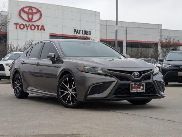Used 2022 Toyota Camry SE image 2