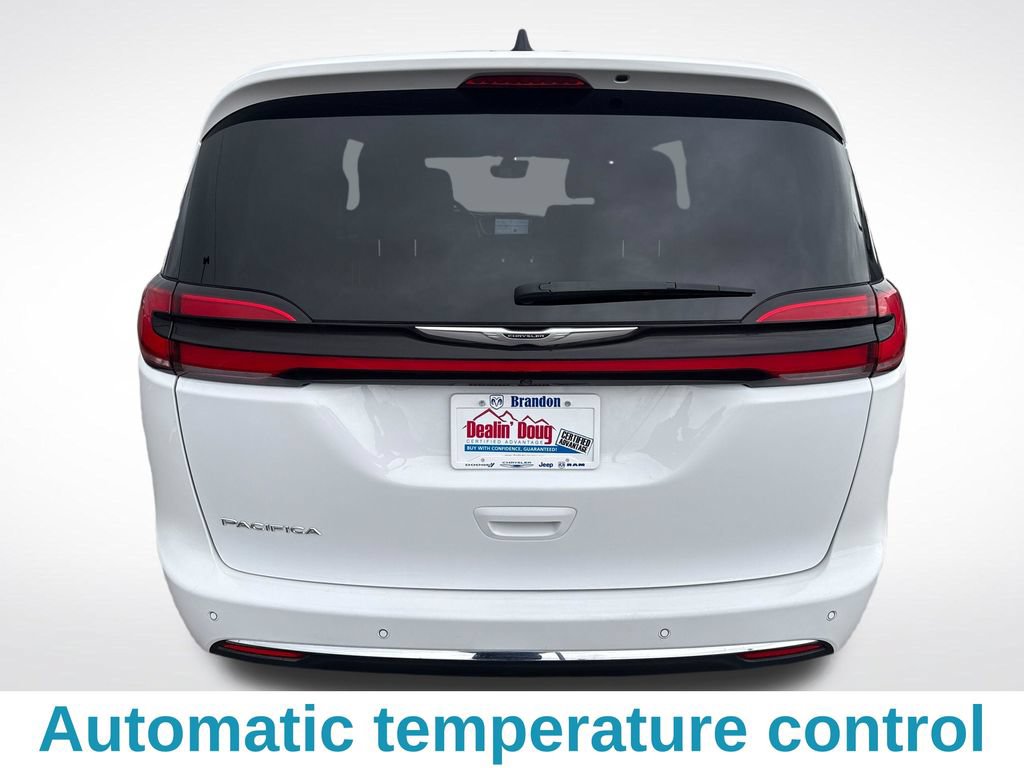 Used 2024 Chrysler Pacifica Touring FWD image 5