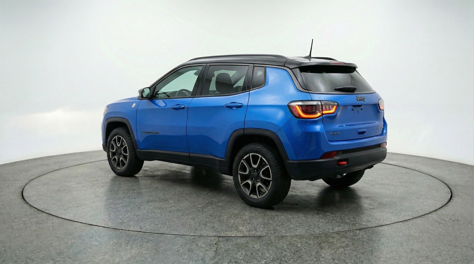 Used 2025 Jeep Compass Trailhawk image 6