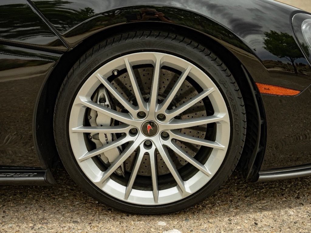 Used 2017 McLaren 570S RWD image 22