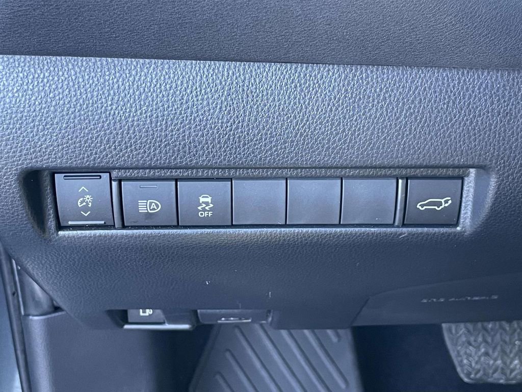 Used 2023 Toyota Venza XLE image 18