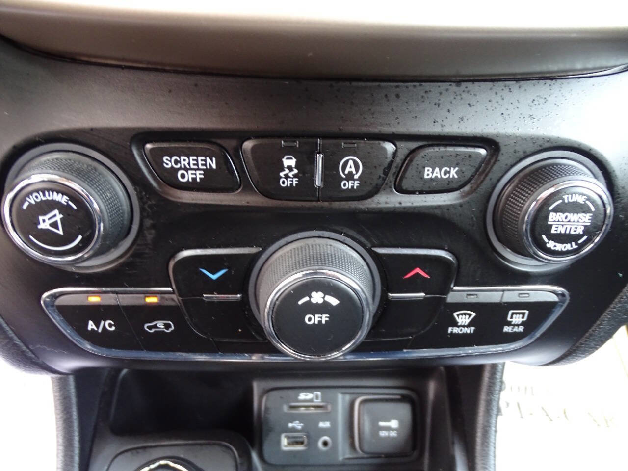 Used 2018 Jeep Cherokee Sport w/ Cold Weather Group AWD/4WD image 24