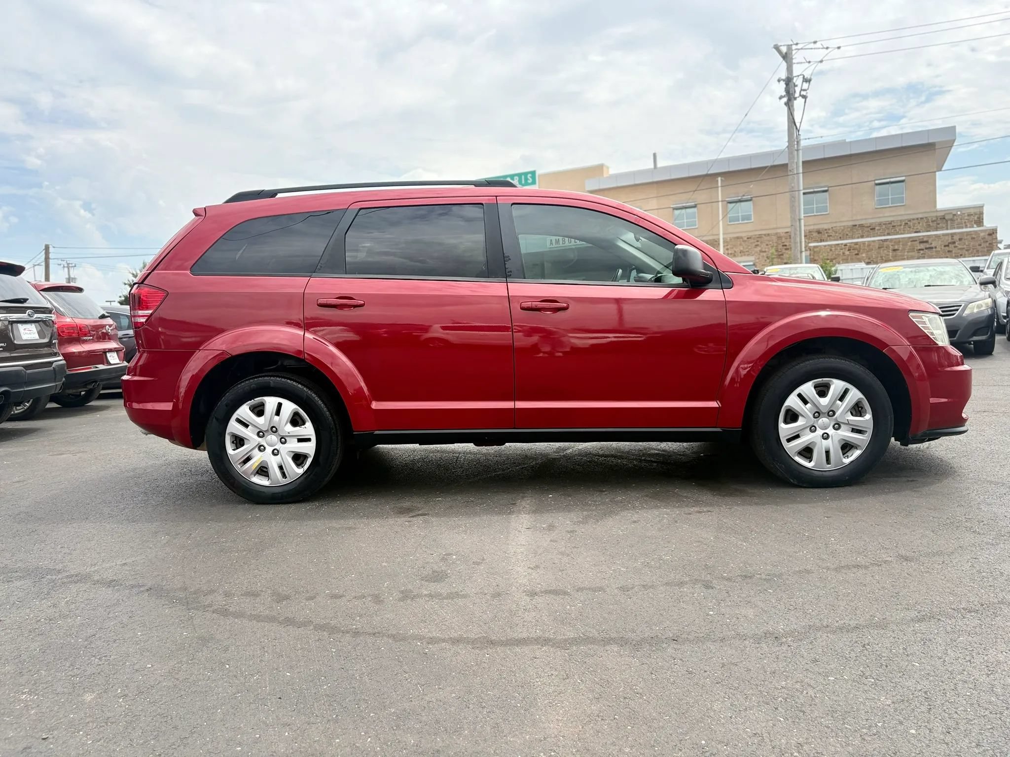 Used 2018 Dodge Journey SE w/ Connectivity Group FWD image 2
