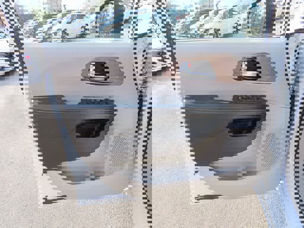 Used 2021 Chrysler Voyager Lxi image 15