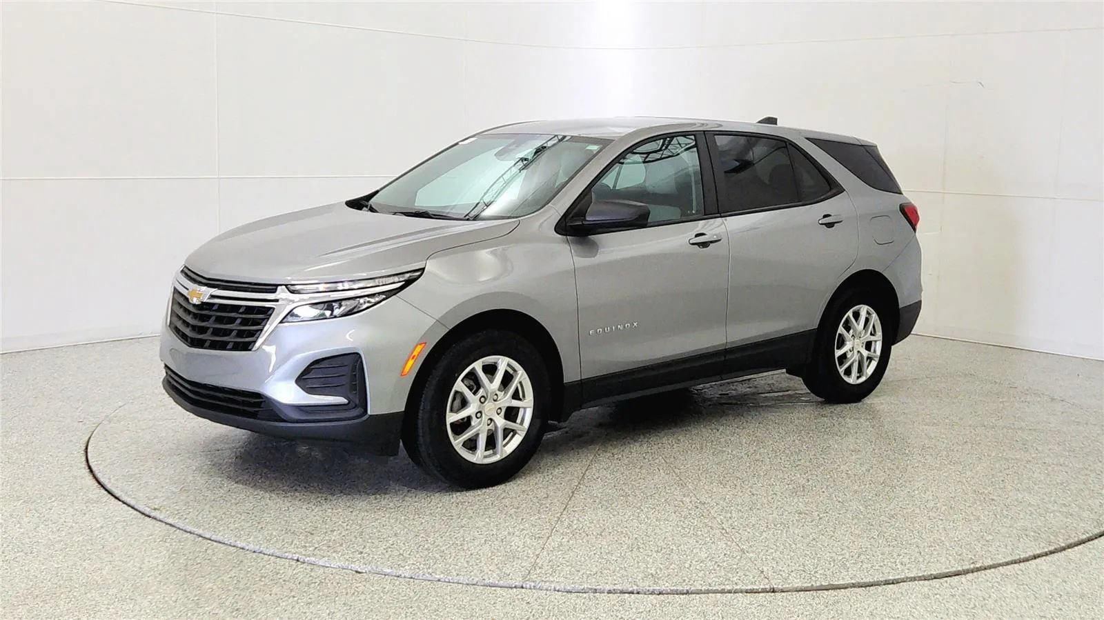 Used 2023 Chevrolet Equinox LS w/ LS Convenience Package FWD image 3