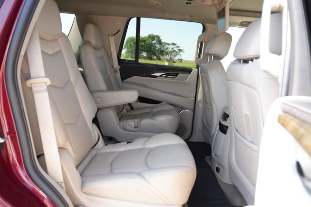Used 2018 Cadillac Escalade Luxury AWD/4WD image 25