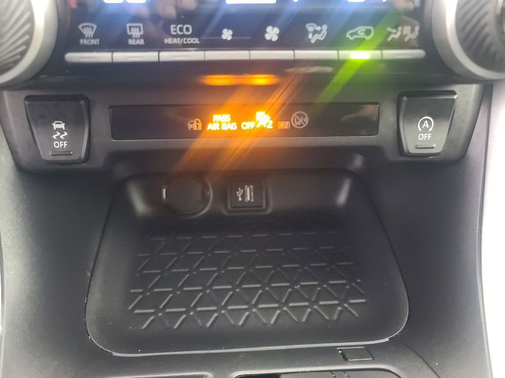 Used 2025 Toyota RAV4 XLE AWD/4WD image 36