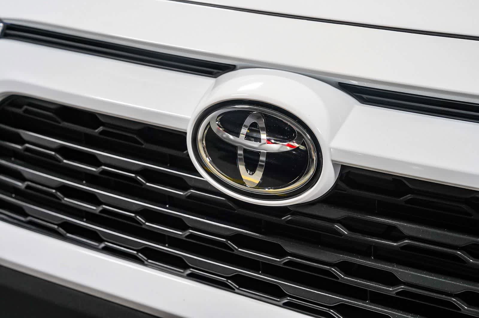Certified 2025 Toyota RAV4 LE FWD image 9