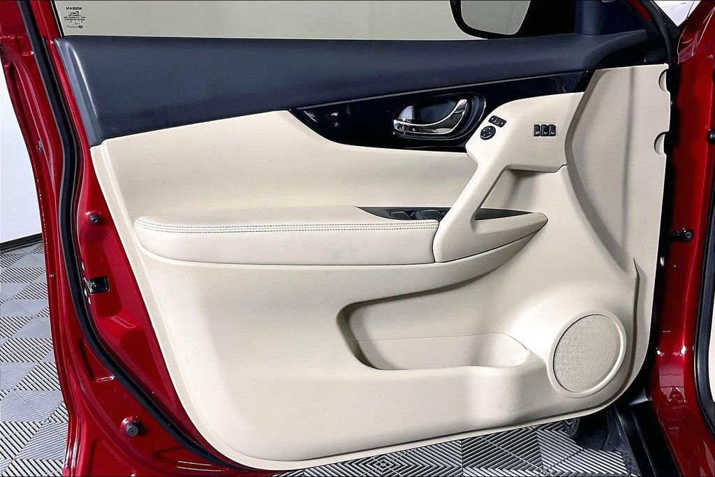 Used 2020 Nissan Rogue SL w/ Premium Package image 25