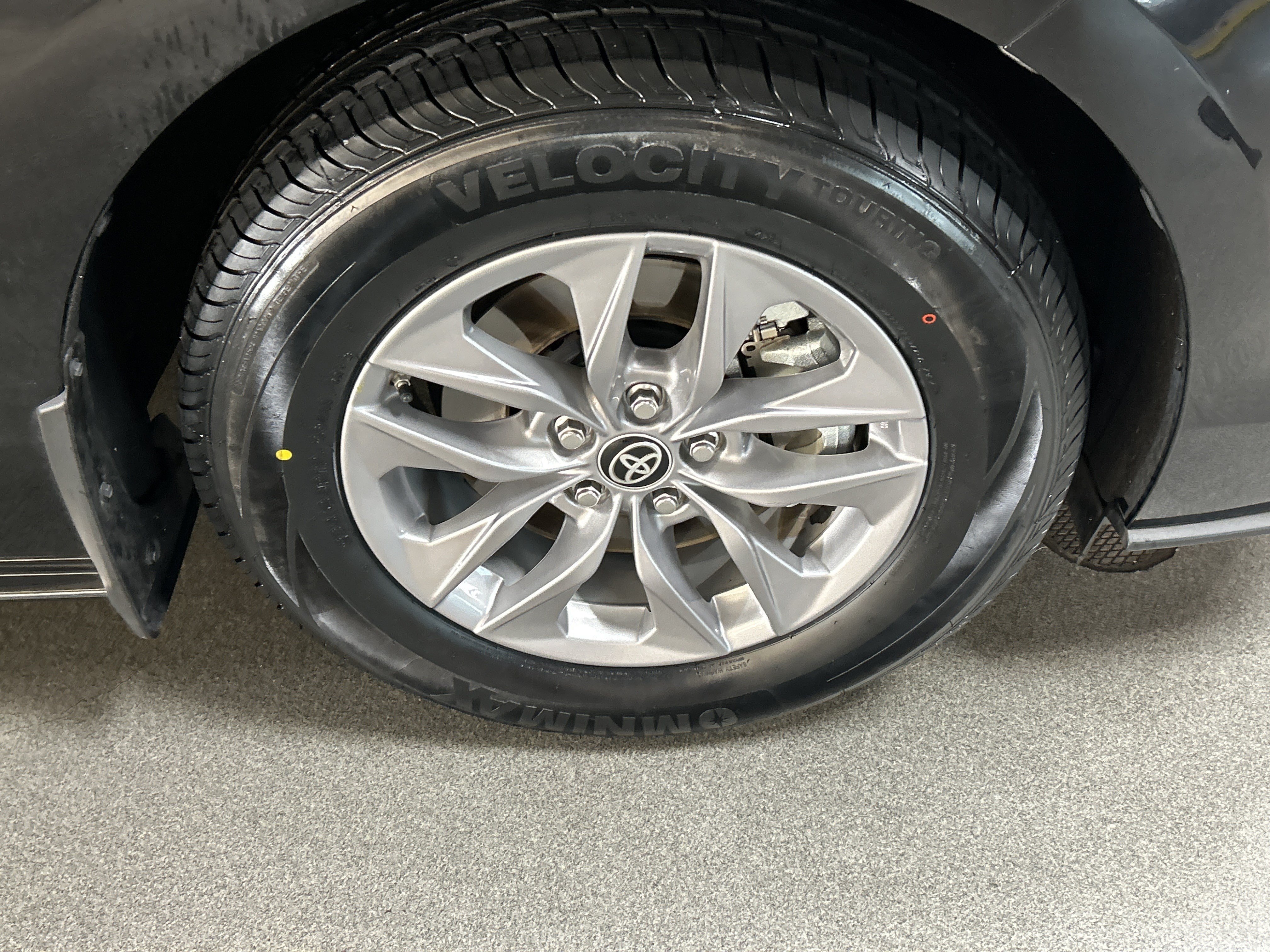 Certified 2025 Toyota Sienna XLE FWD image 13