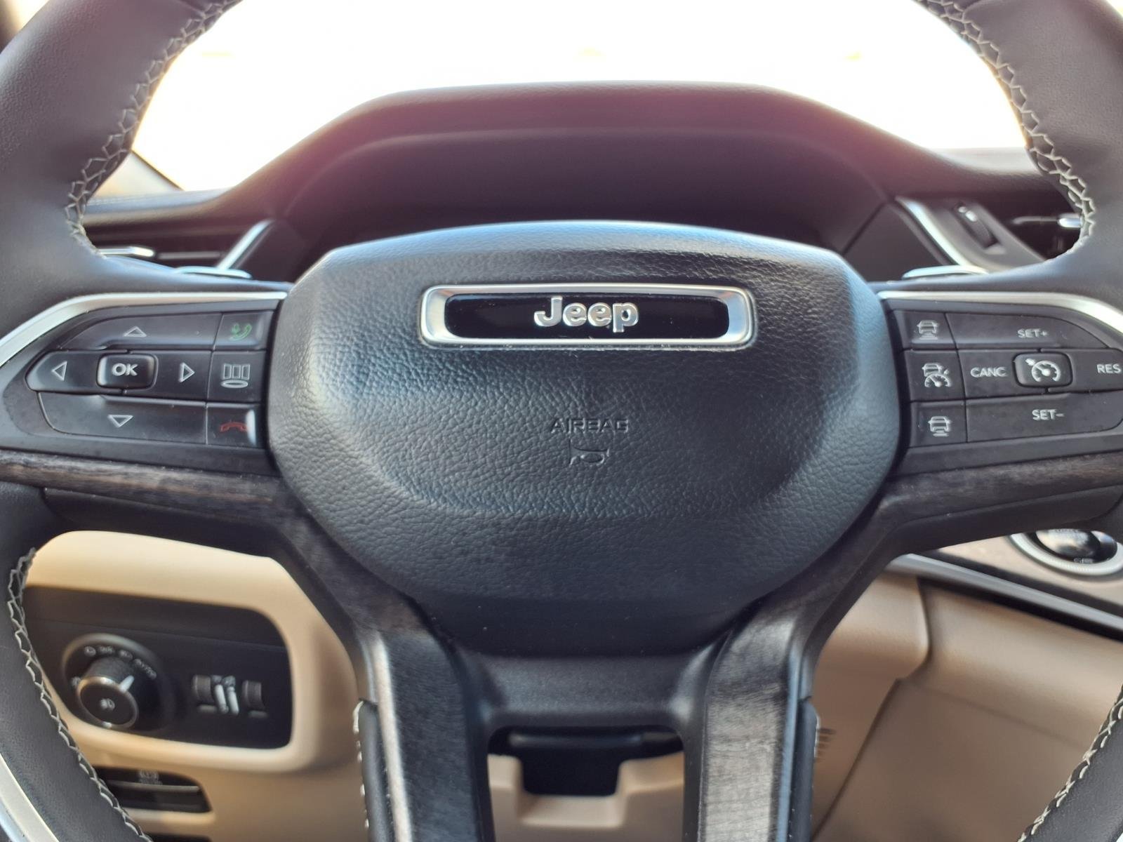 Certified 2025 Jeep Grand Cherokee Limited AWD/4WD image 16