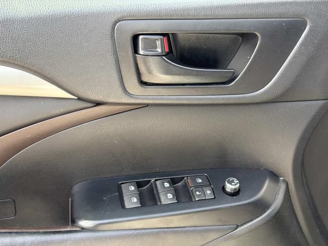 Used 2018 Toyota Highlander Plus FWD image 25