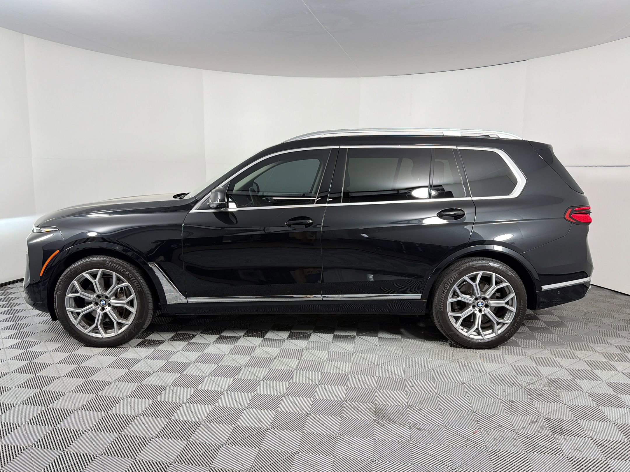 Used 2024 BMW X7 xDrive40i w/ Climate Comfort Package AWD/4WD image 2