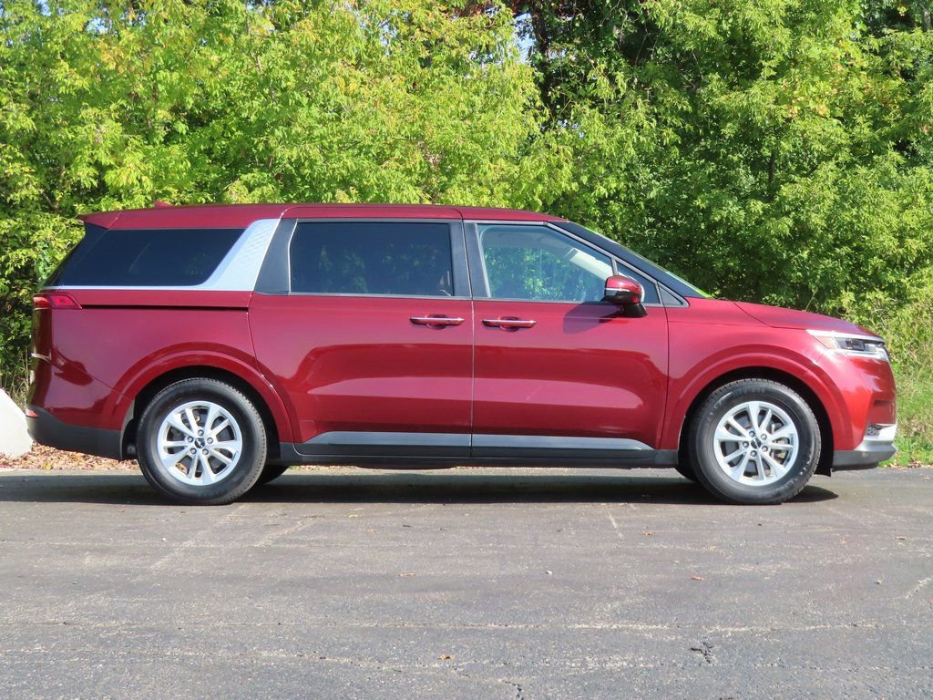 Used 2024 Kia Carnival LX FWD image 2