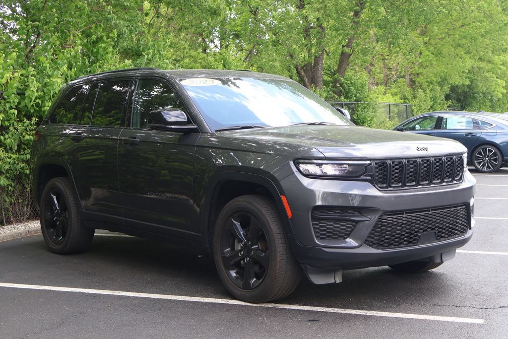 Used 2023 Jeep Grand Cherokee Altitude AWD/4WD image 11