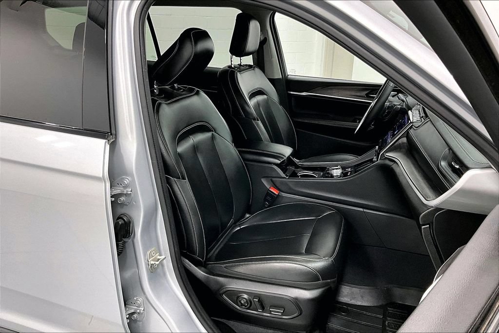 Used 2023 Jeep Grand Cherokee L Limited AWD/4WD image 9