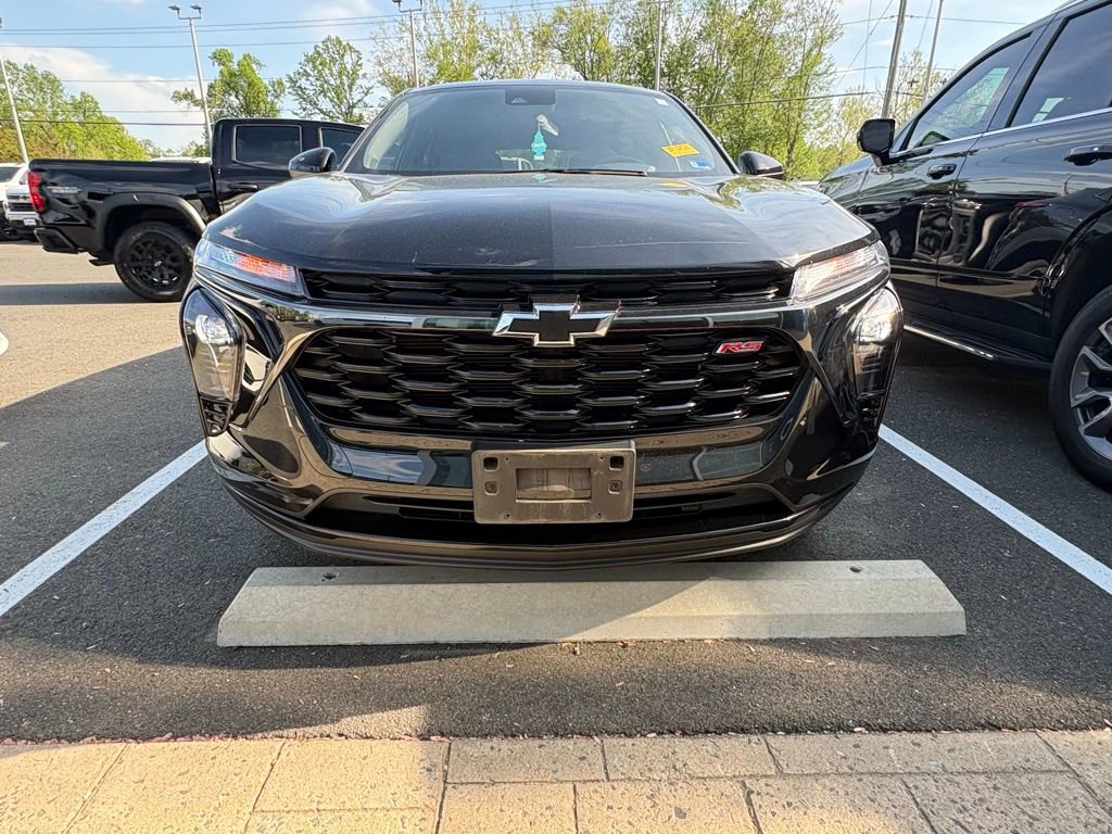 Used 2024 Chevrolet Trax RS FWD image 2