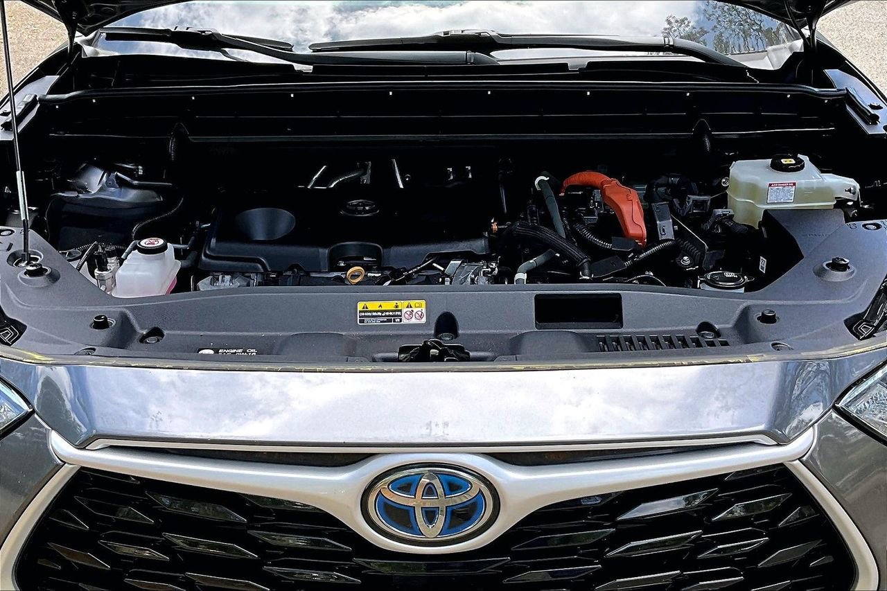 Used 2021 Toyota Highlander XLE AWD/4WD image 31