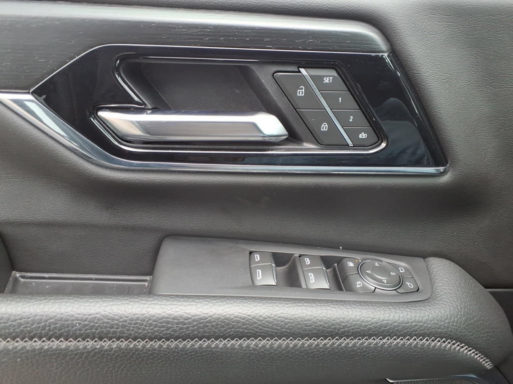 Used 2025 GMC Yukon Denali RWD image 40