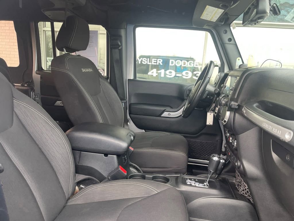 Used 2018 Jeep Wrangler Unlimited Sahara w/ Connectivity Group AWD/4WD image 11