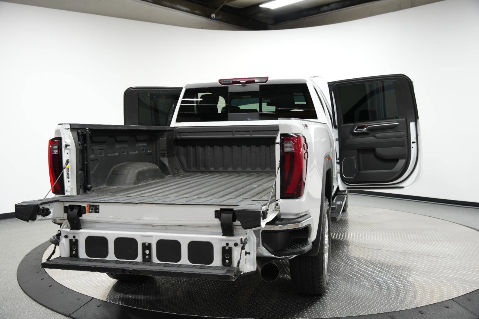 Used 2024 GMC Sierra 2500 SLT w/ SLT Convenience Package image 12