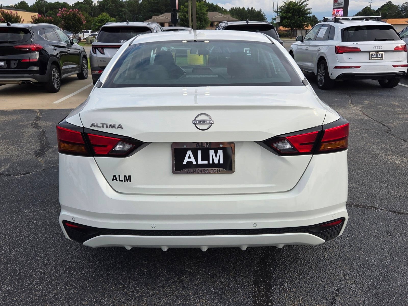 Used 2025 Nissan Altima 2.5 SV FWD image 10