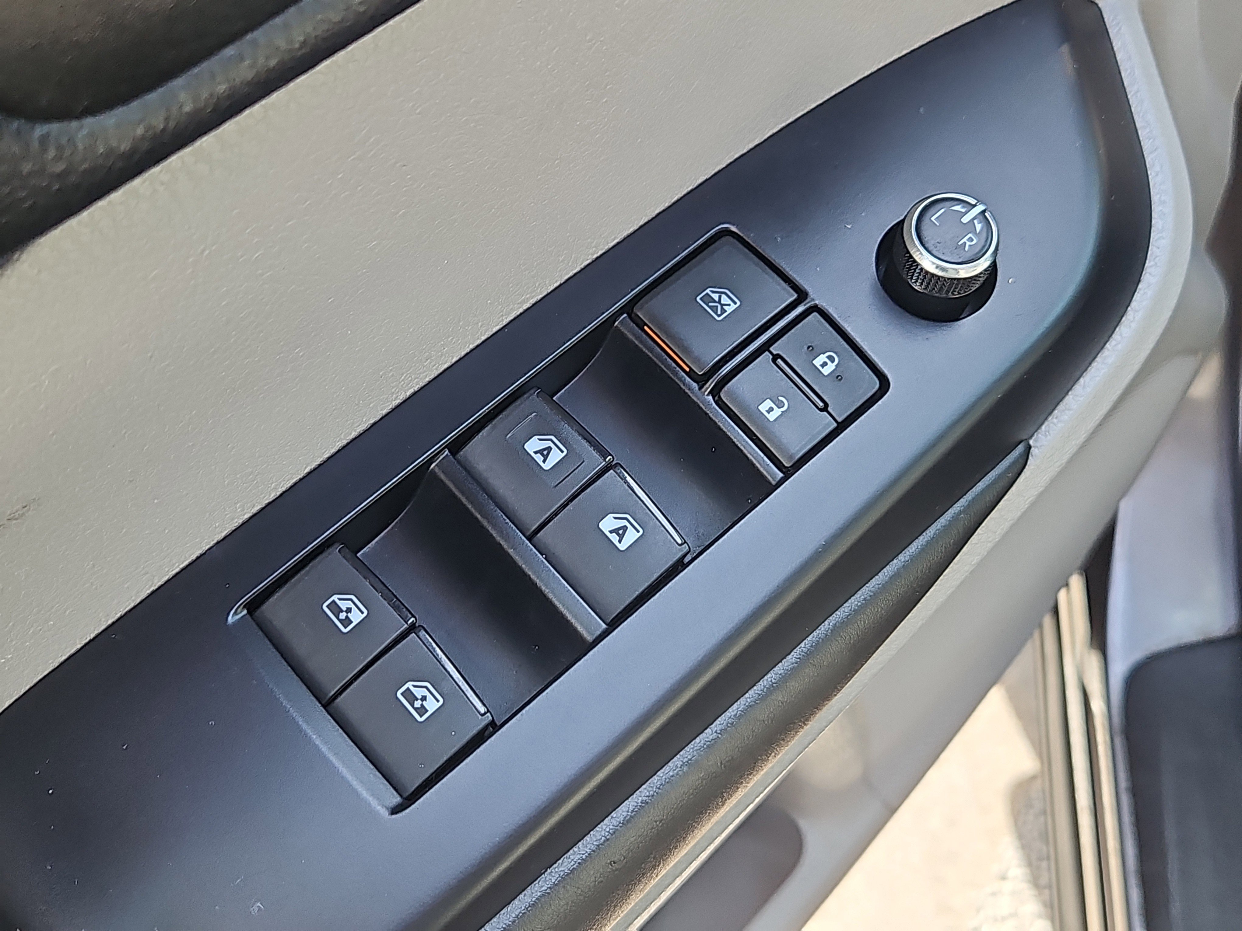 Used 2017 Toyota Highlander XLE w/ Carpet Mat Package image 18