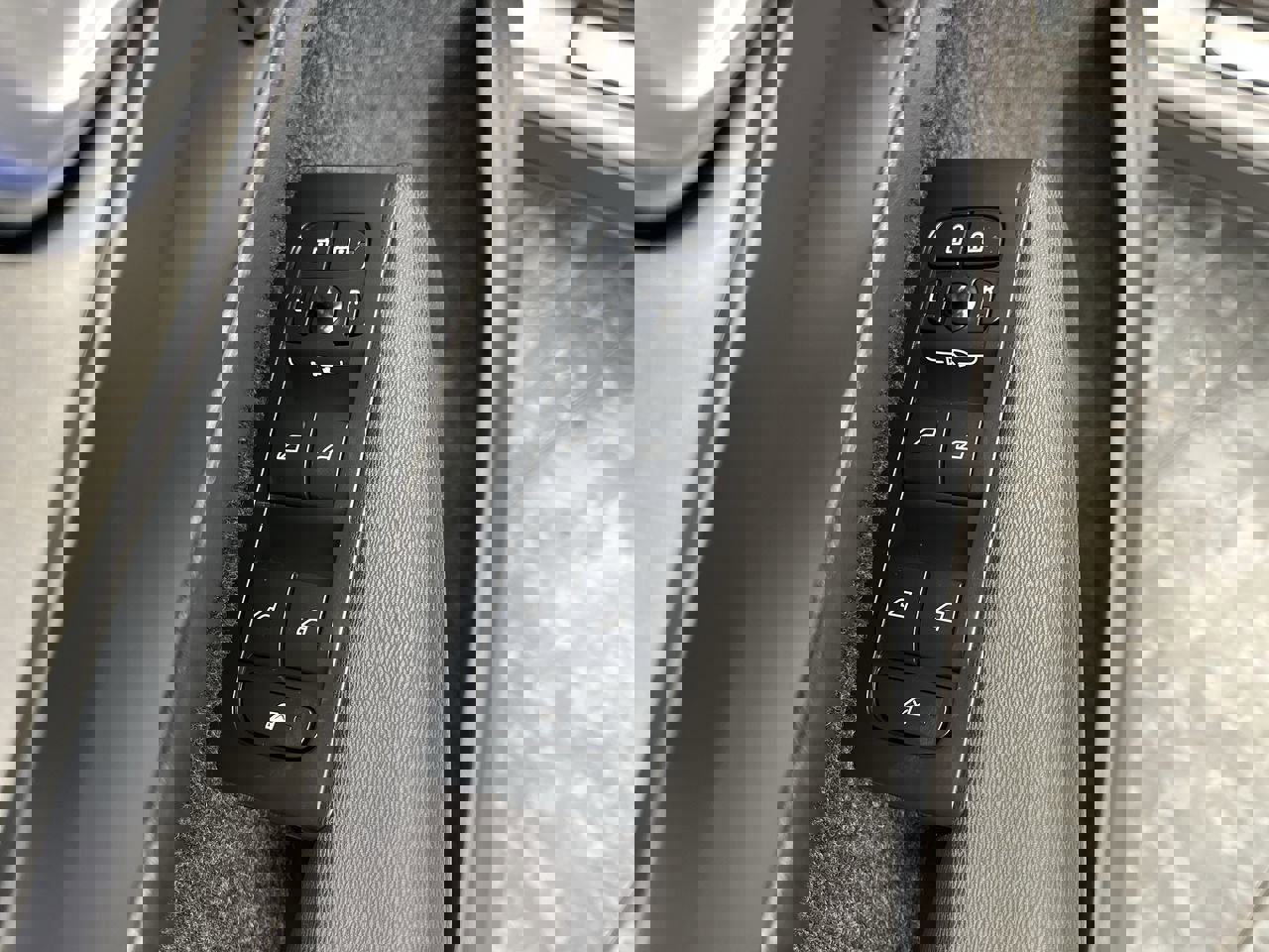 Used 2025 Volvo XC40 B5 Core image 9