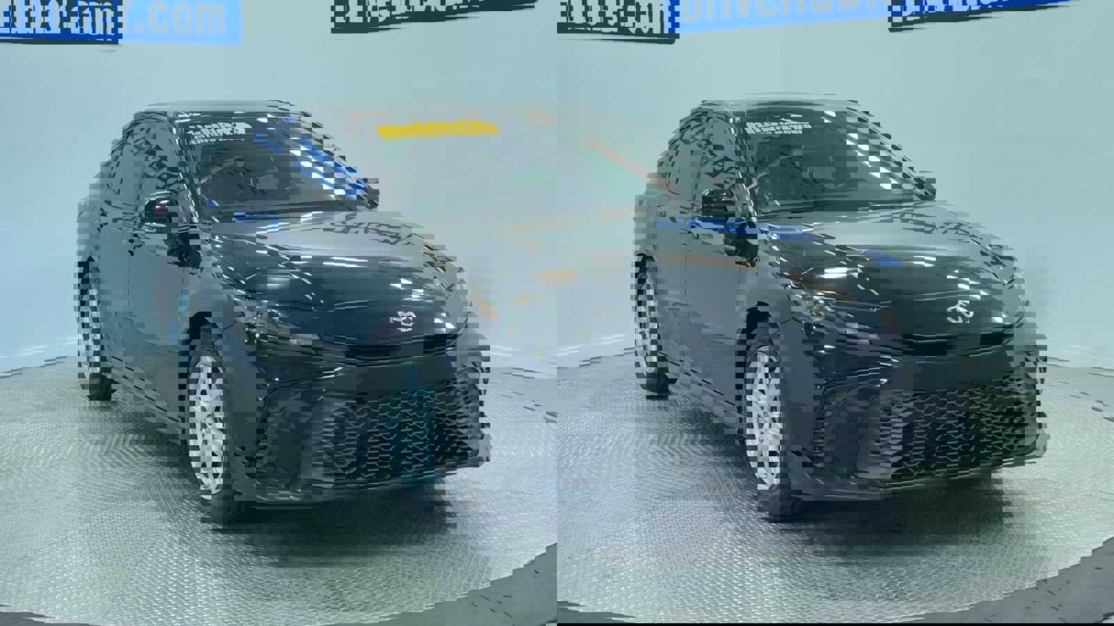 Used 2025 Toyota Camry SE w/ Convenience Package image 2