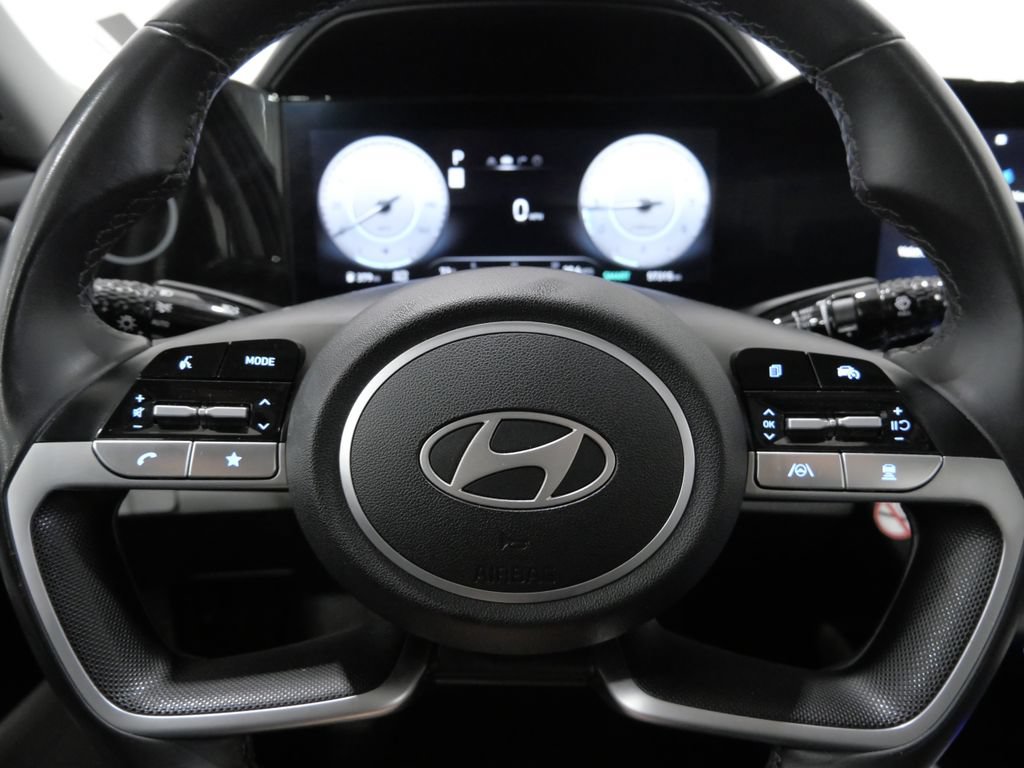 Used 2025 Hyundai Elantra Limited FWD image 17