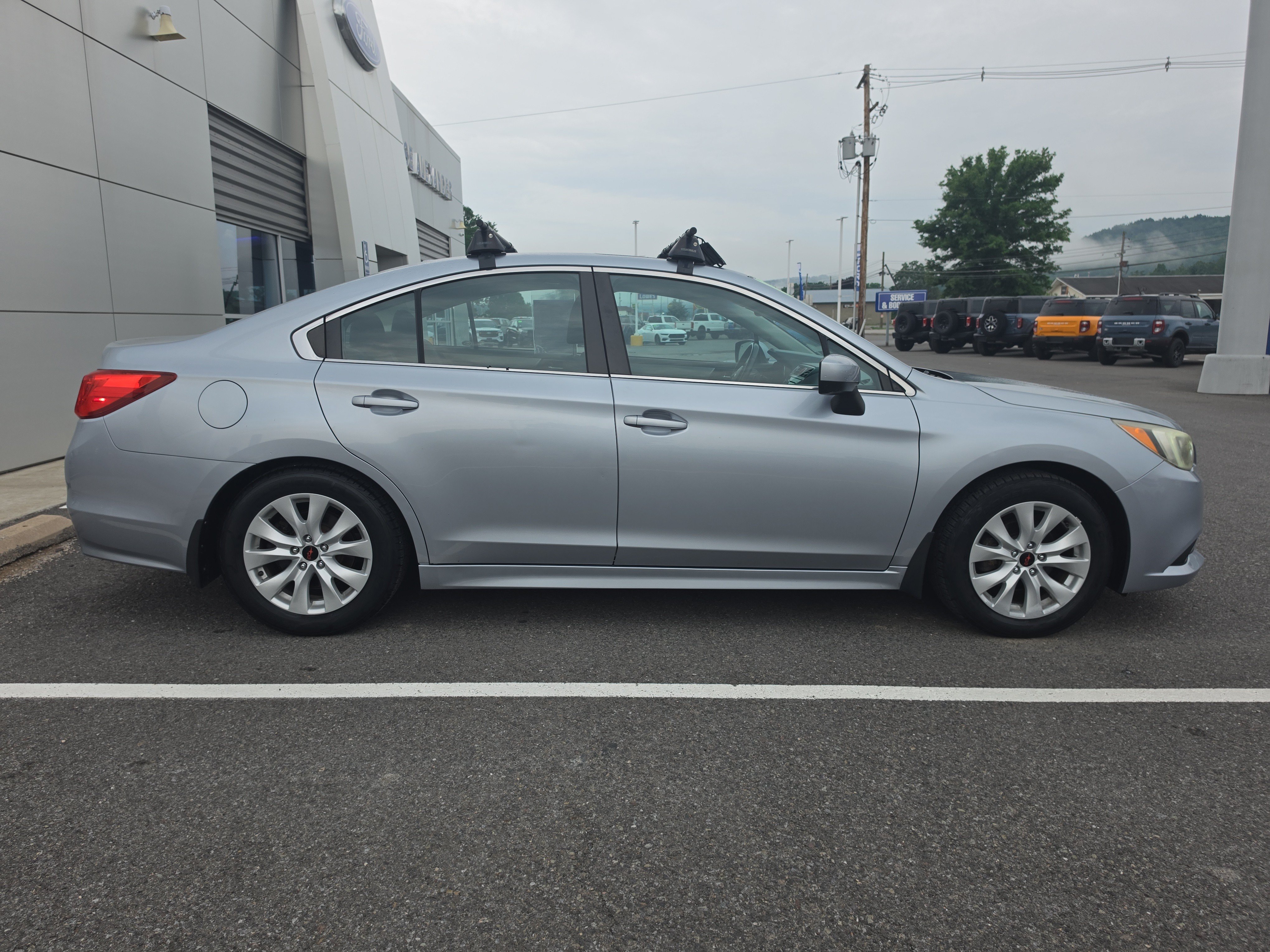 Used 2015 Subaru Legacy 2.5i Premium w/ Moonroof Package AWD/4WD image 2